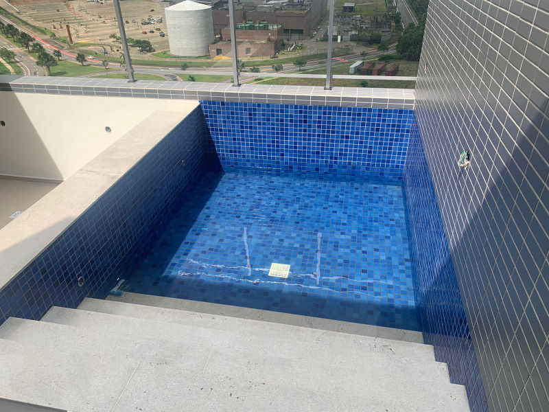 Piscina da cobertura duplex de 133 metros quadrados do breeze residence