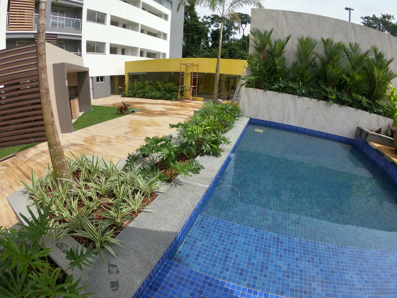 piscina com raia semi olimpica do breeze residence cidade cristal 